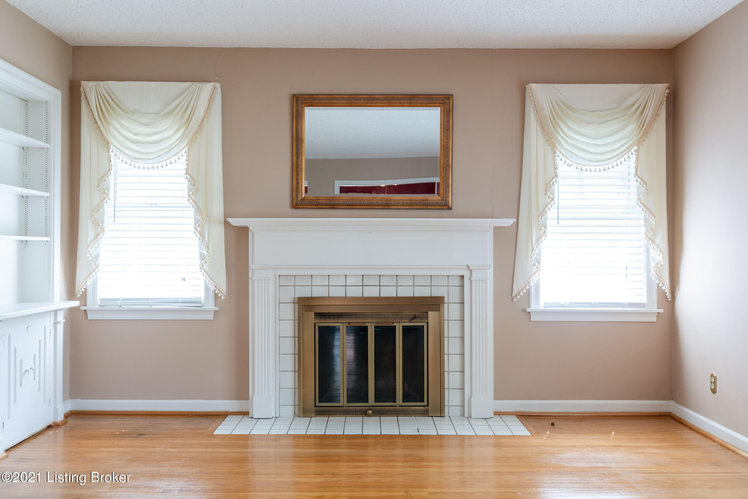 309 Tyne Road Louisville, KY 40207 - Photo 5 of 42 Living Room