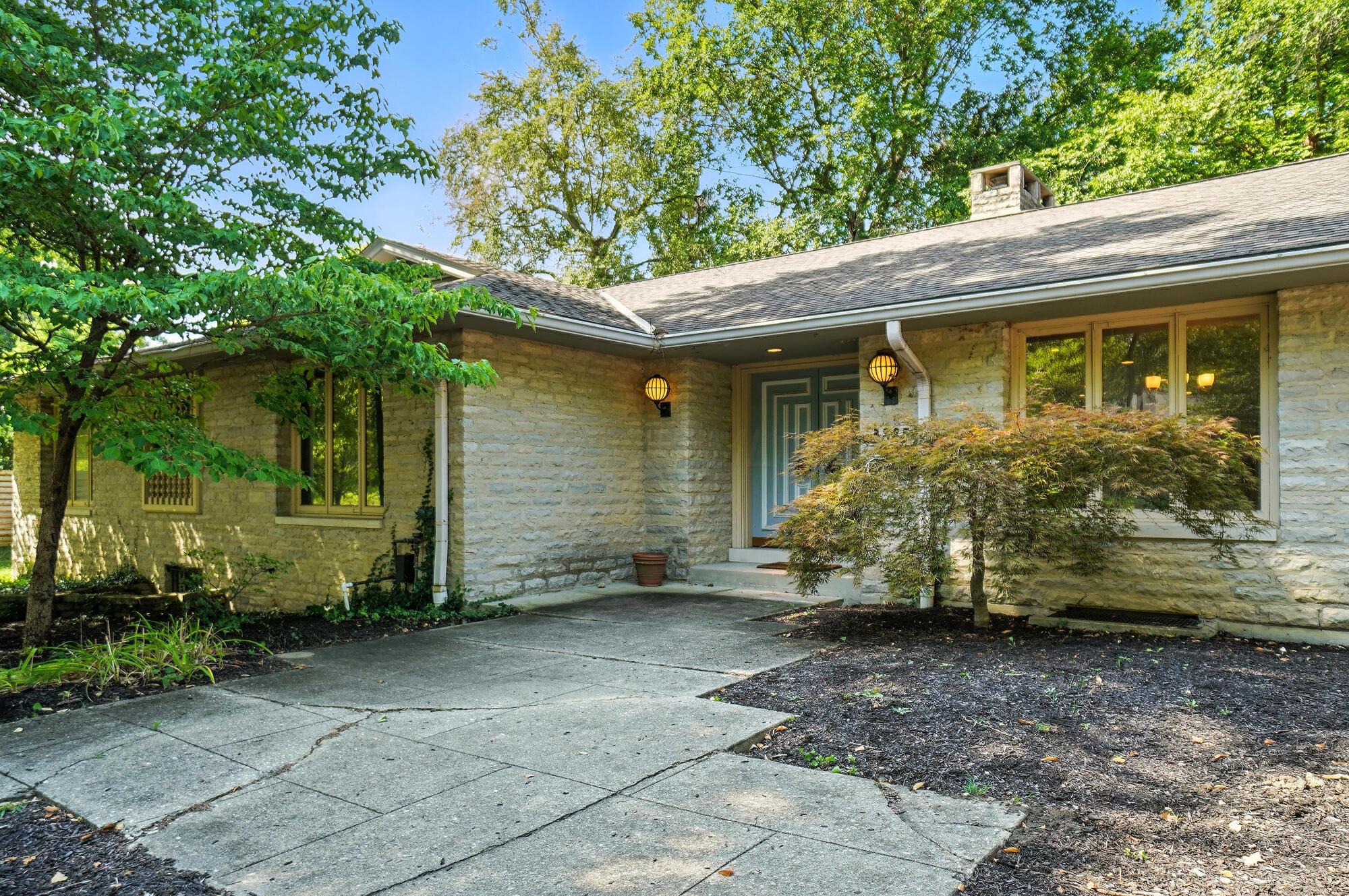 3885 Woodbridge Road Columbus, OH 43220 - Photo 11 of 158 012