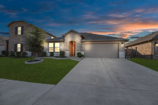 $2,100 | 3947 Country Club Drive, Baytown, TX 77521