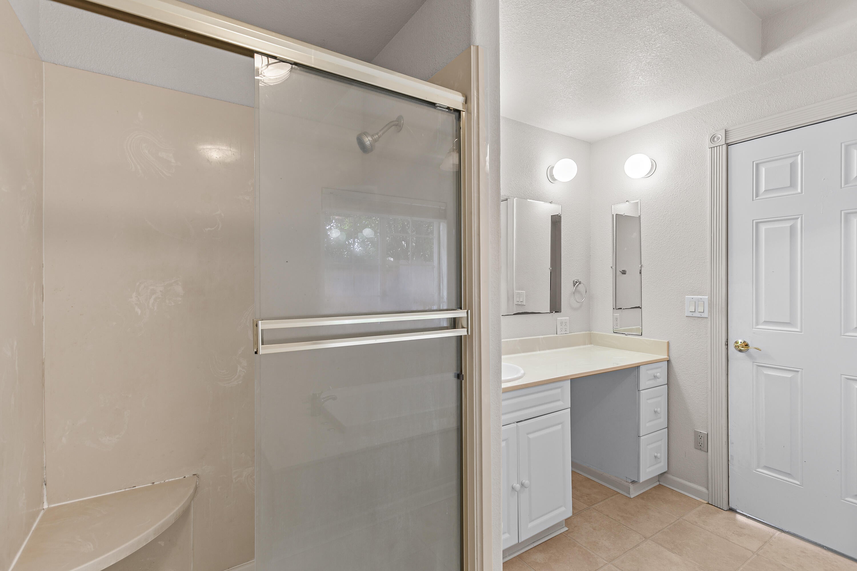 2931 Aldersgate Road Medford, OR 97504 - Photo 19 of 39 18 - Primary Bathroom