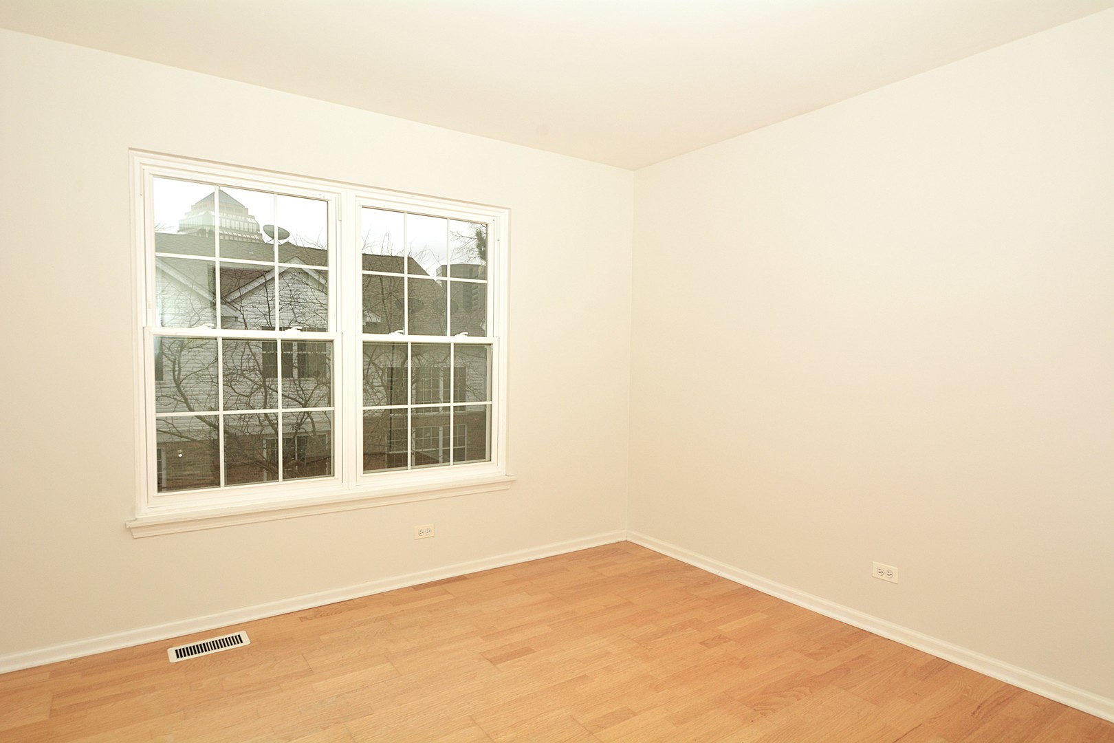 173 Bay Drive Itasca, IL 60143 - Photo 22 of 27 an empty room with a window