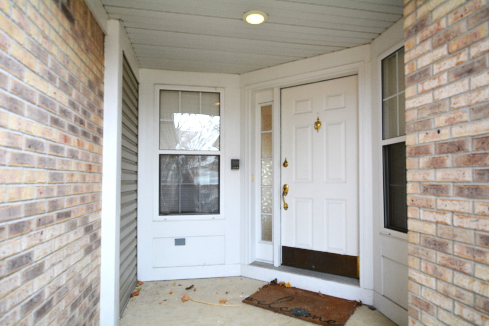 173 Bay Drive Itasca, IL 60143 - Photo 3 of 27 a view of a hallway with windows