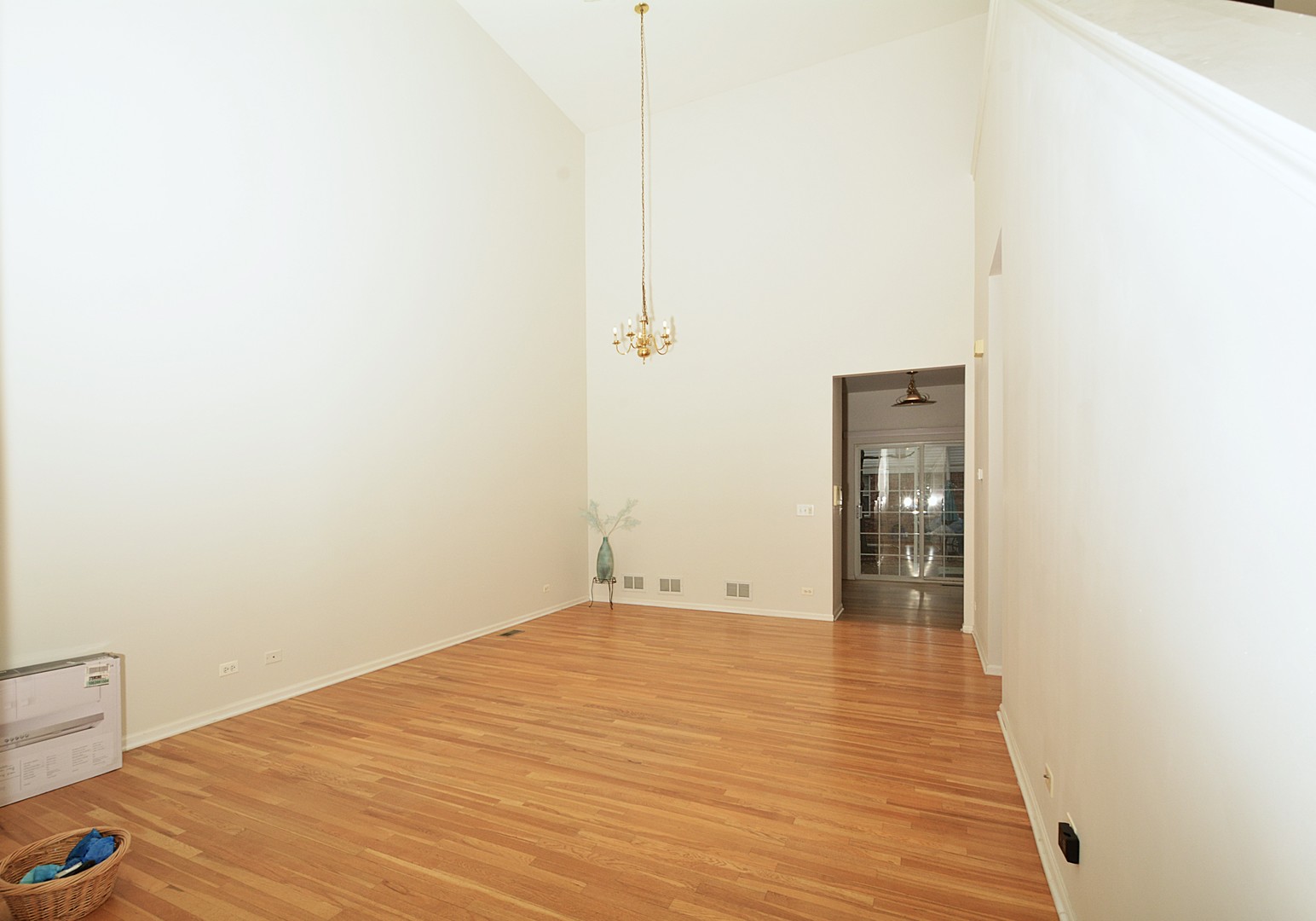 173 Bay Drive Itasca, IL 60143 - Photo 4 of 27 a view of a room with wooden floor and bathroom