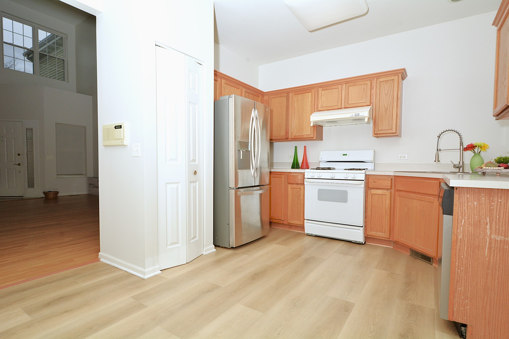173 Bay Drive Itasca, IL 60143 - Photo 8 of 27 a view of a kitchen with sink and refrigerator