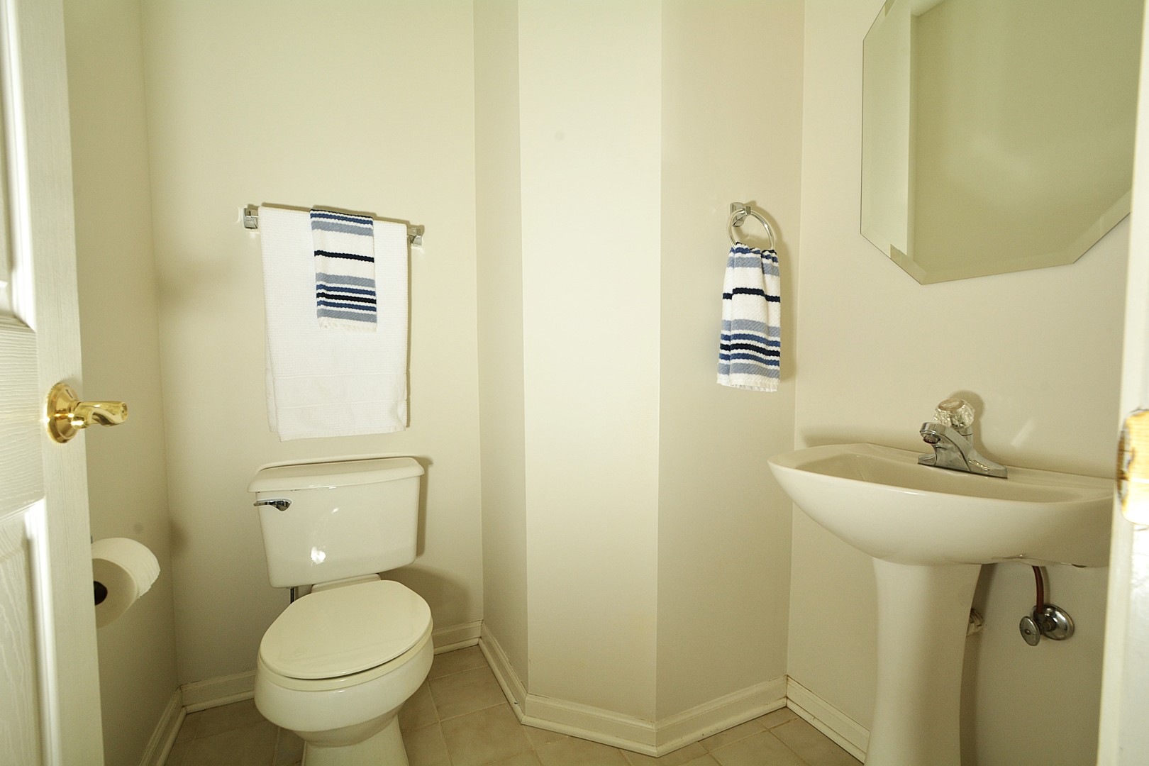 173 Bay Drive Itasca, IL 60143 - Photo 9 of 27 a bathroom with a sink toilet and mirror