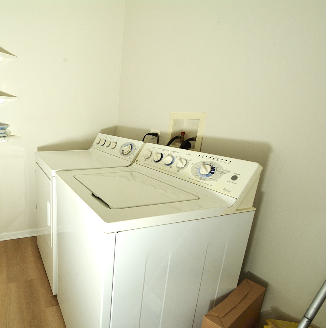 173 Bay Drive Itasca, IL 60143 - Photo 10 of 27 a utility room with dryer and washer