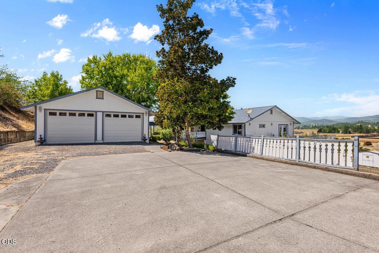 3375 Dodge Road White City, OR 97503 - Photo 5 of 37 Gallery Image 5