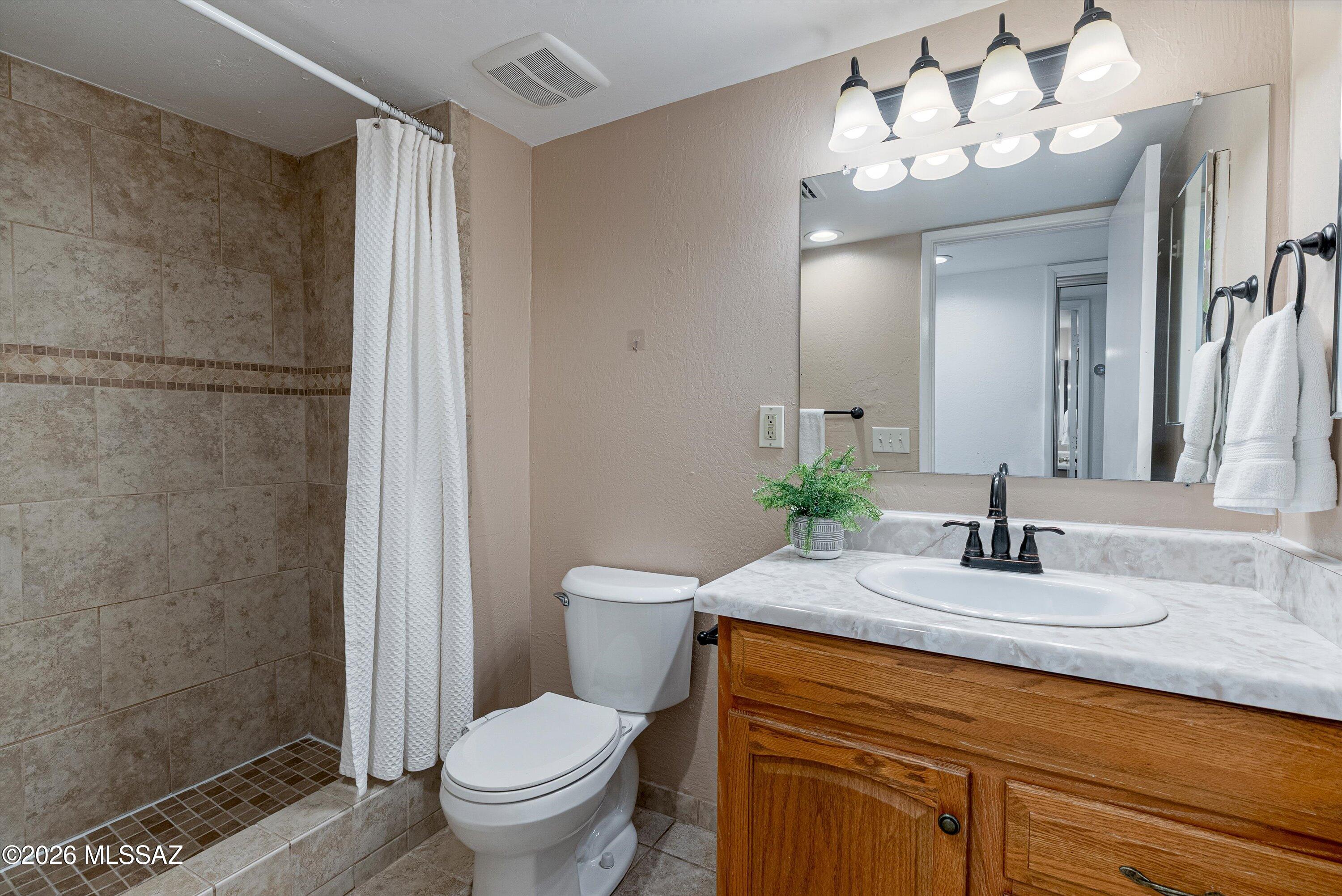 3750 North Country Club Road, Unit 5 Tucson, AZ 85716 - Photo 25 of 38 Hall Bathroom