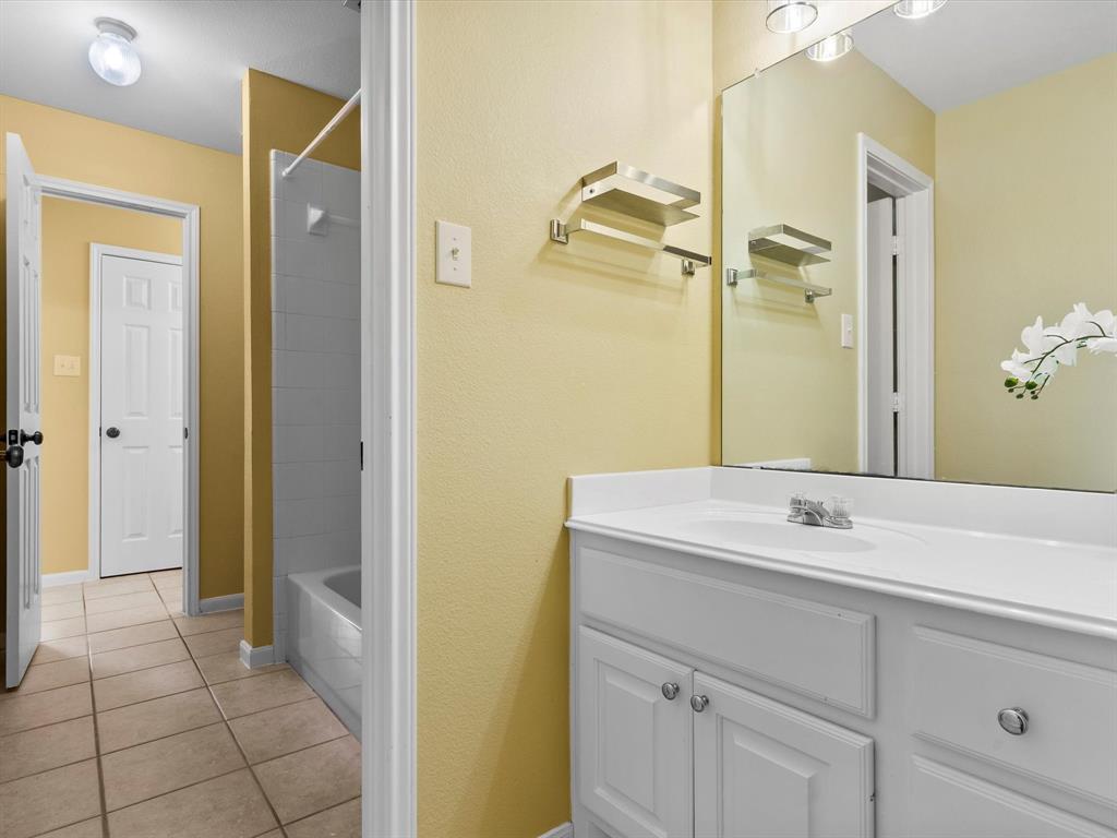 728 Morningside Trail Murphy, TX 75094 - Photo 23 of 40 a bathroom with a sink and a mirror
