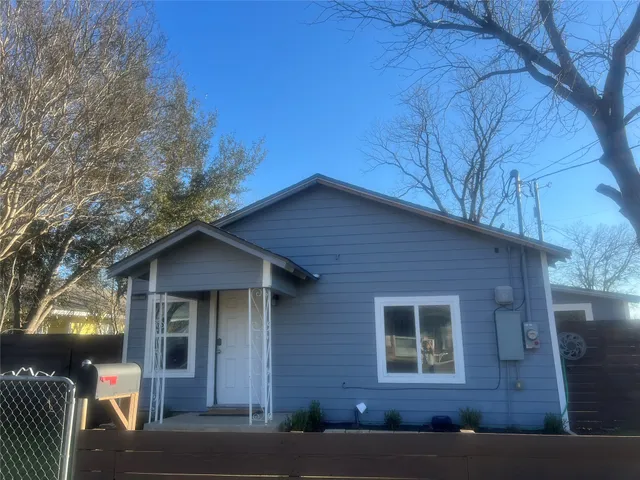 $1,400 | 241 West Benbo Street, Seguin, TX 78155