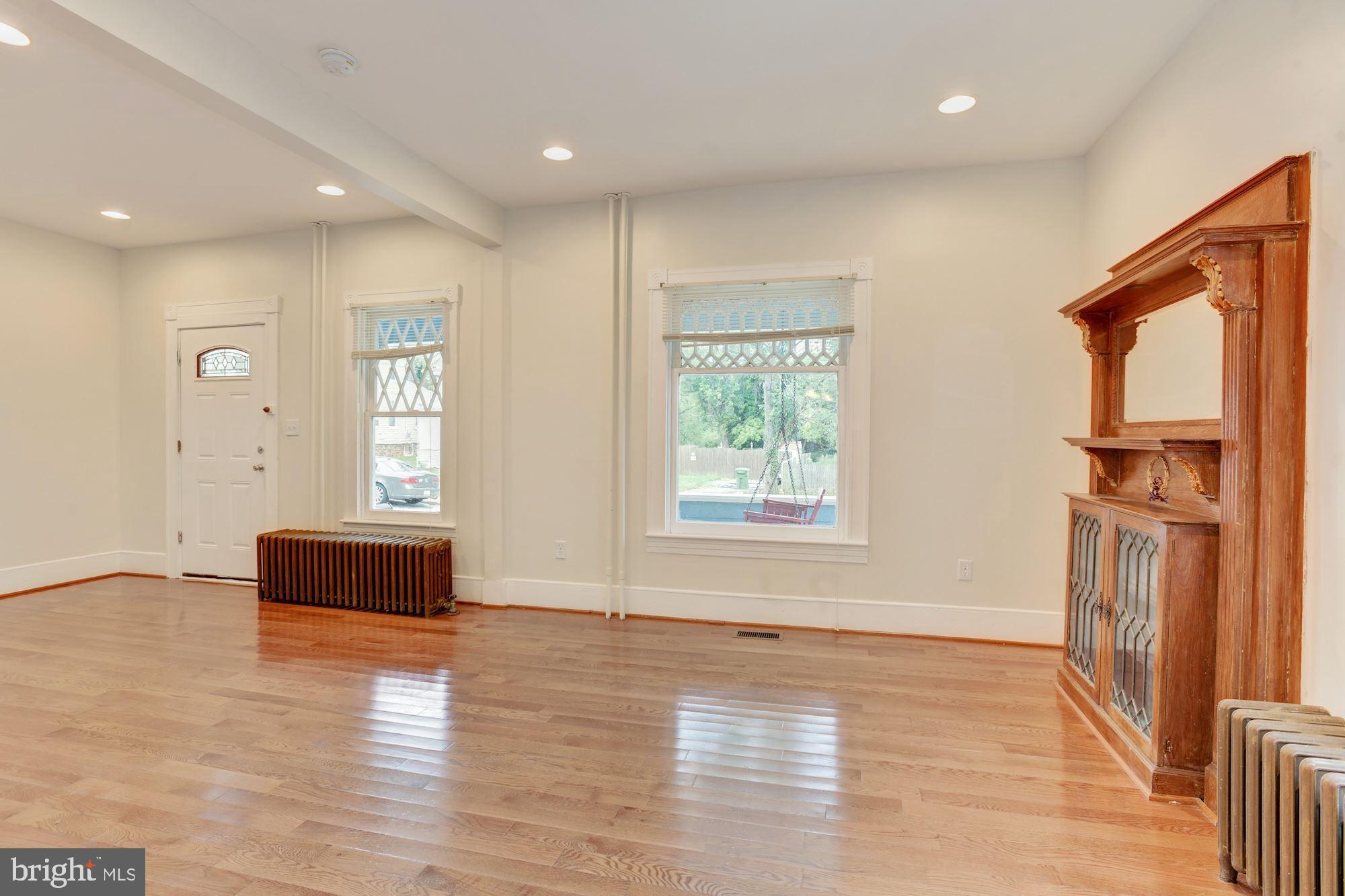 1107 Haverhill Road Baltimore, MD 21229 - Photo 2 of 33 Living Room