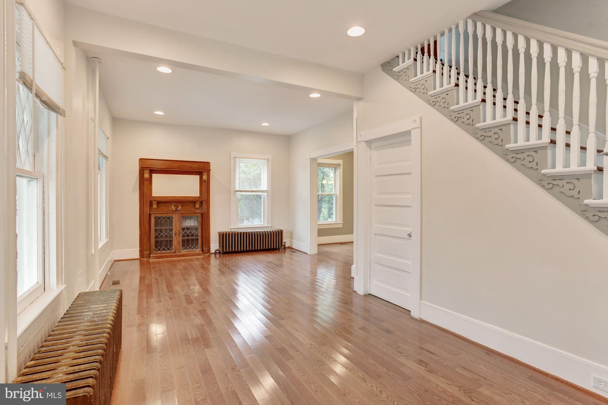 1107 Haverhill Road Baltimore, MD 21229 - Photo 4 of 33 Living Room