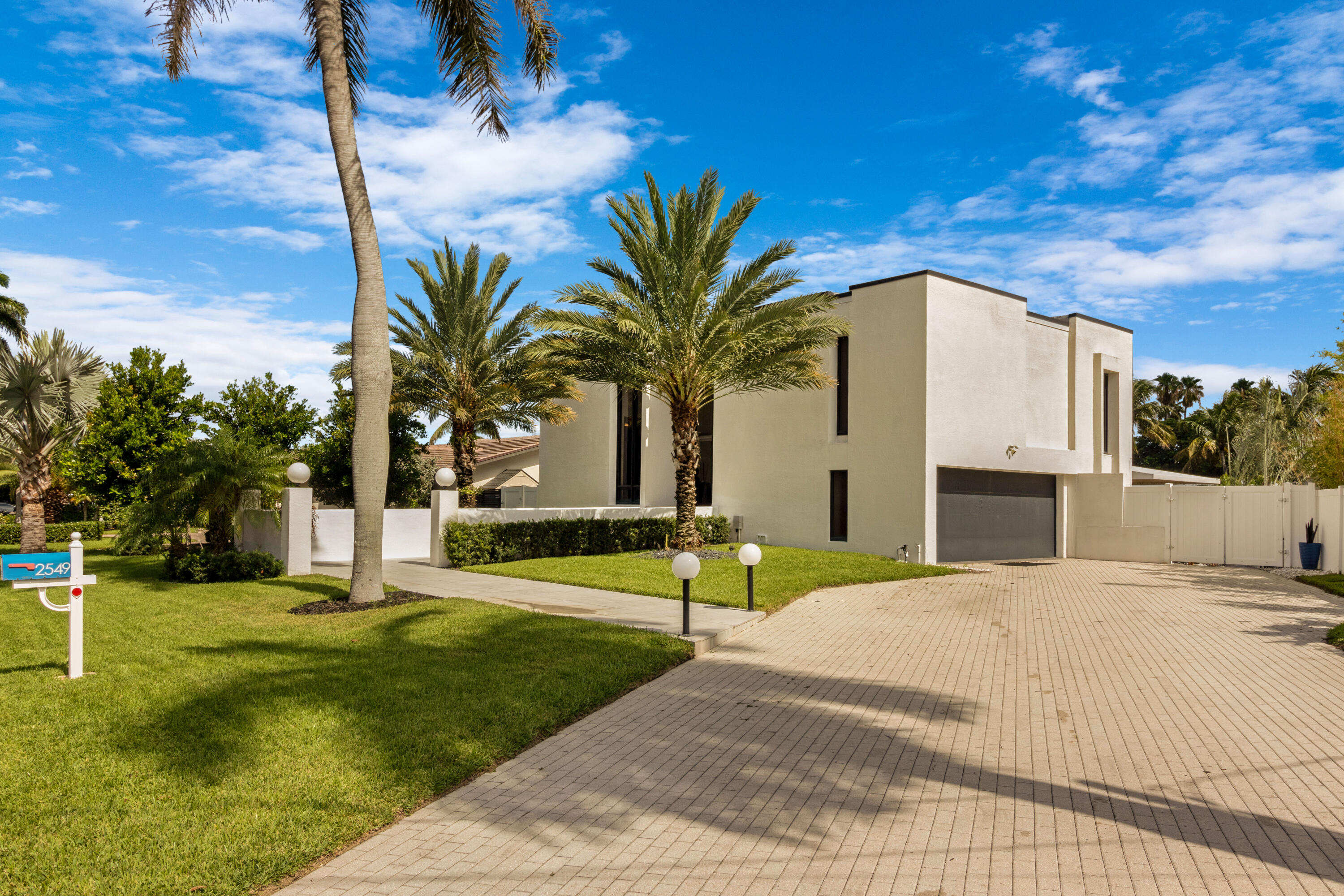 2549 Southeast 9th Street Pompano Beach, FL 33062 - Photo 4 of 73 accu_tour_2549-se-9th-st -002