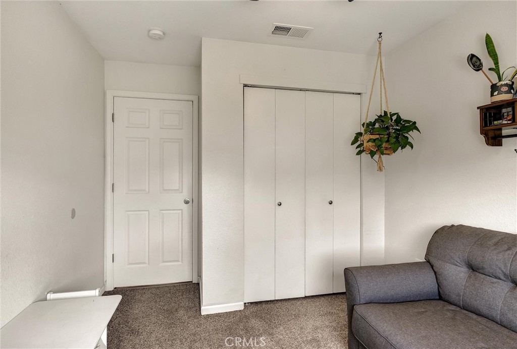 346 Stanton Way Orland, CA 95963 - Photo 21 of 41 a living room with furniture and a potted plant