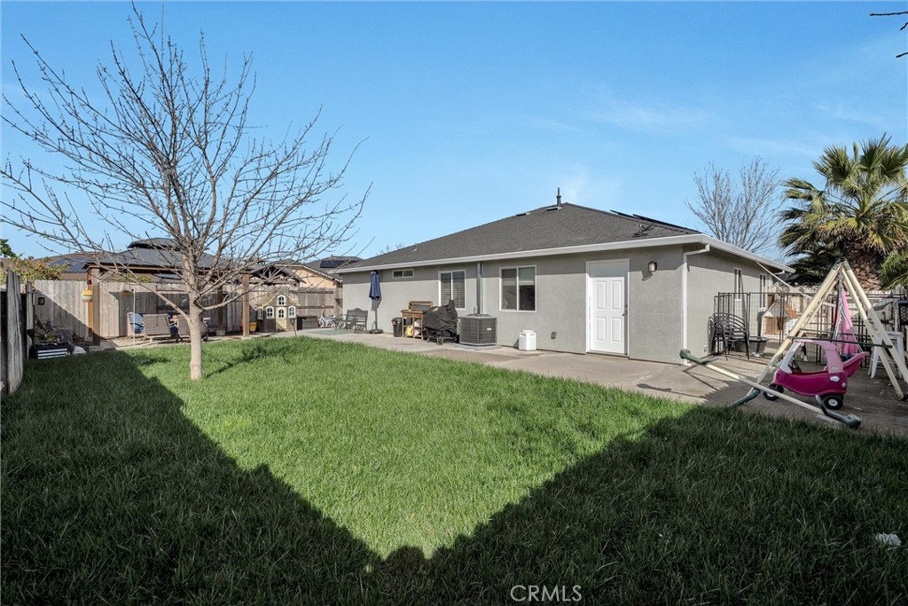 346 Stanton Way Orland, CA 95963 - Photo 3 of 41 a front view of a house with a garden
