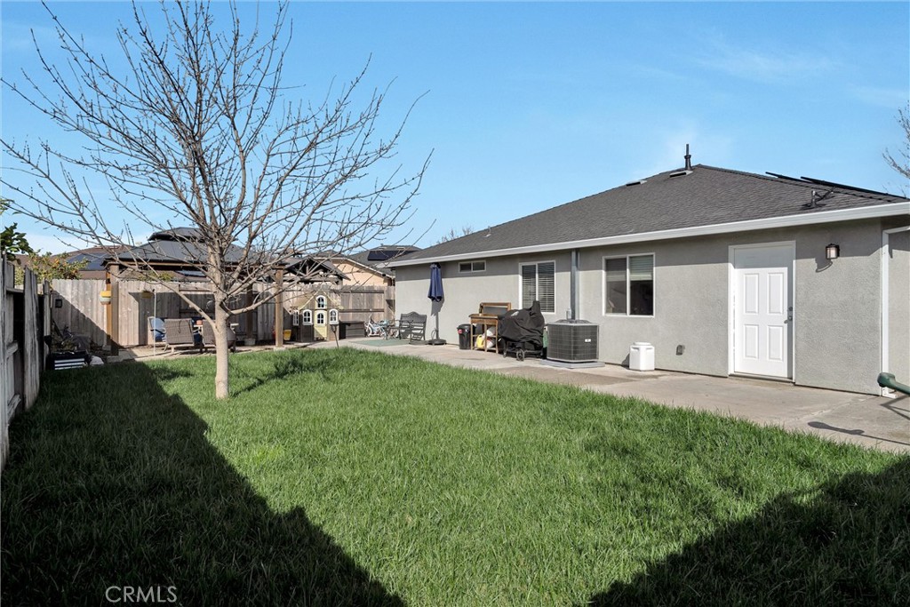 346 Stanton Way Orland, CA 95963 - Photo 33 of 41 a front view of a house with a yard and trees