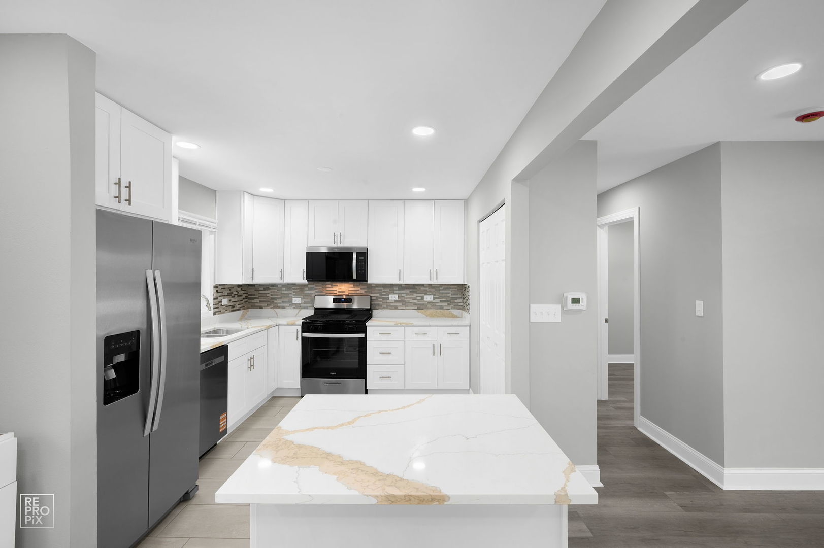 225 Bode Road Hoffman Estates, IL 60169 - Photo 4 of 10