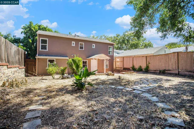 a view of a yard with a house