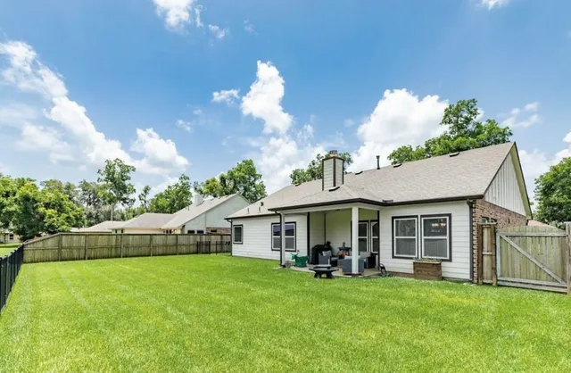 a view of a house with backyard porch and garden
