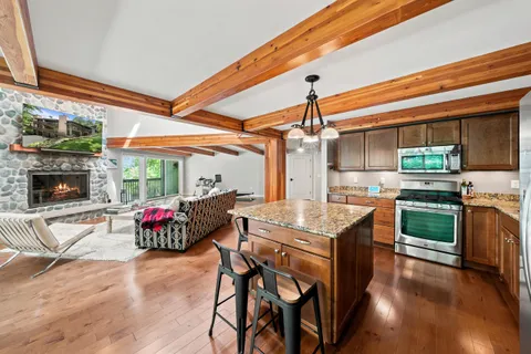 $627,500 | 850 Hillside Drive, Unit GG1, Fontana, WI 53125