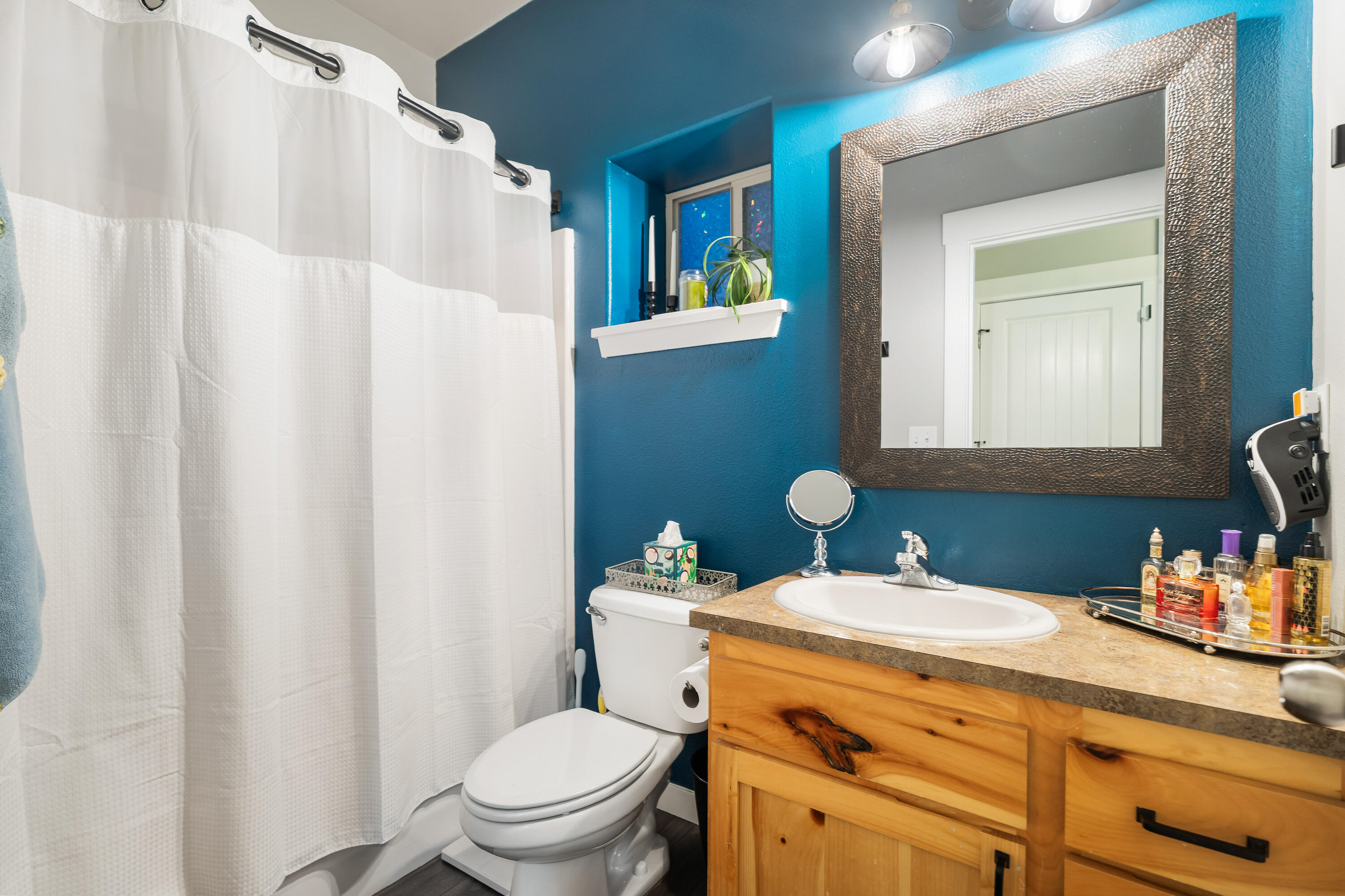 63201 Boyd Acres Road Bend, OR 97701 - Photo 16 of 32 16-Upstairs Bathroom