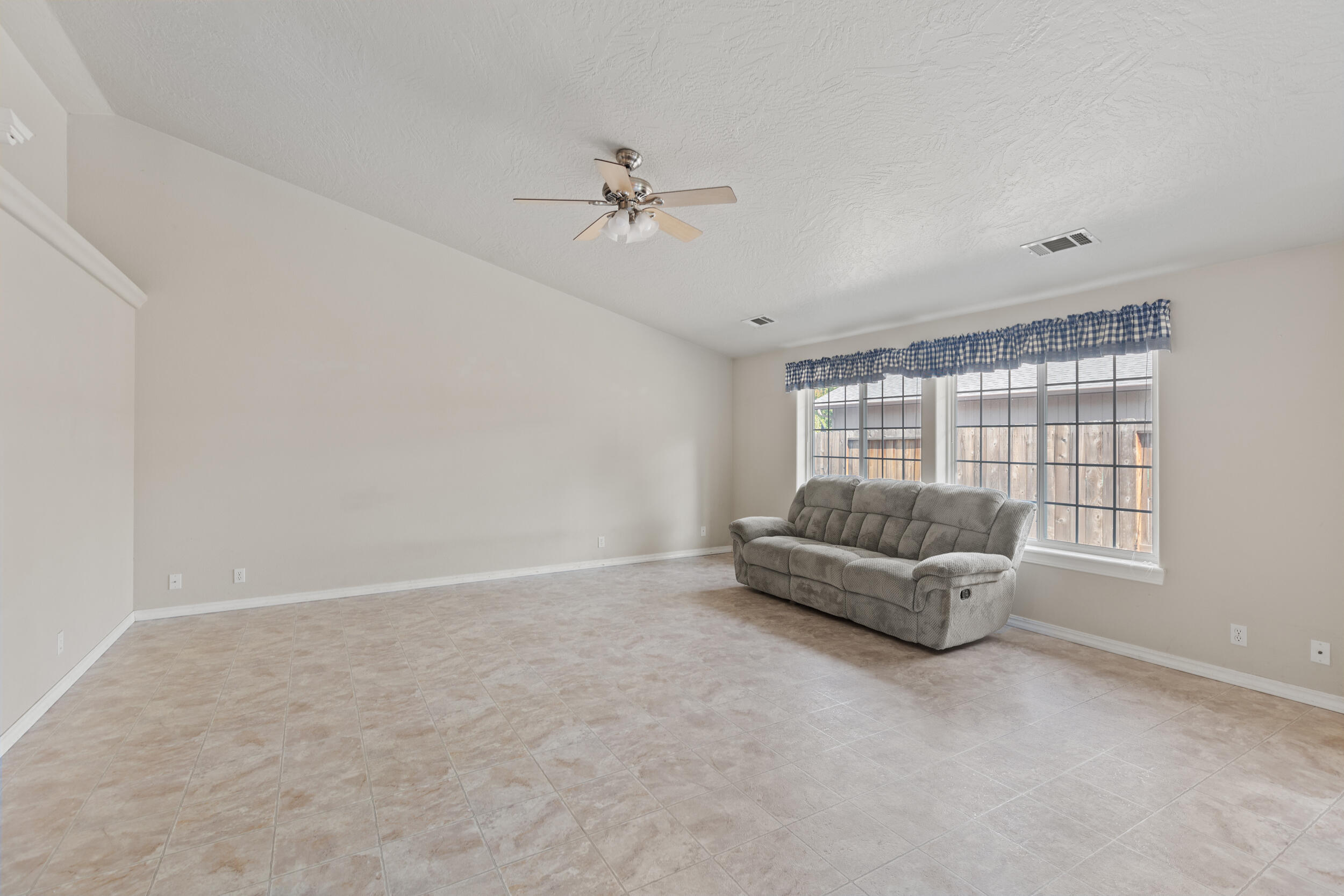 2701 Acres Road Grants Pass, OR 97527 - Photo 22 of 36 Living room