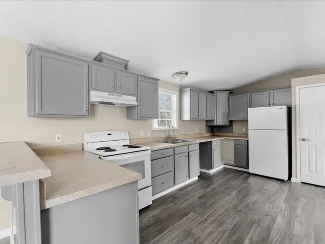 $1,650 | 3911 County Road 183, Alvin, TX 77511