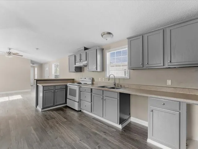 $1,650 | 3911 County Road 183, Alvin, TX 77511