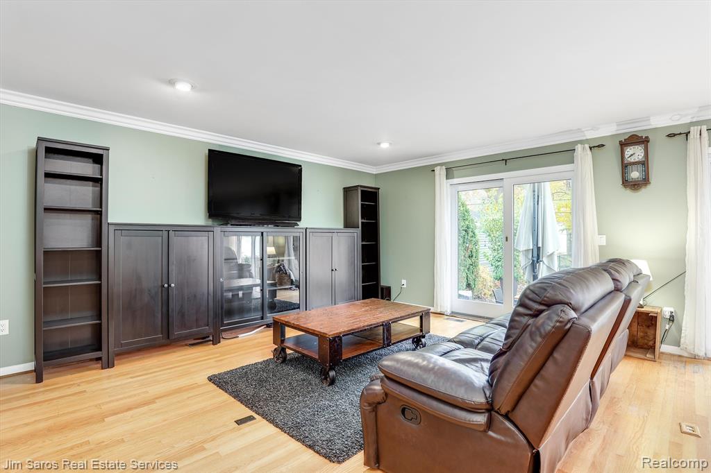 1838 Prestwick Road Grosse Pointe Woods, MI 48236 - Photo 9 of 26