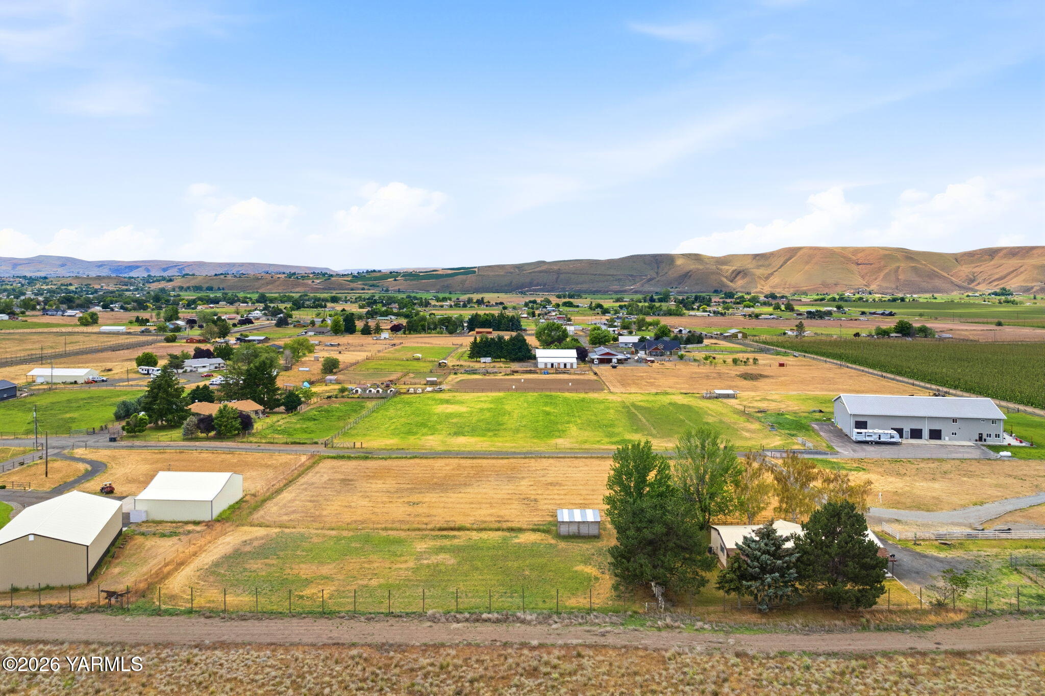 171 Gopher Road Selah, WA 98942 - Photo 20 of 24 a view of a city with an ocean beach