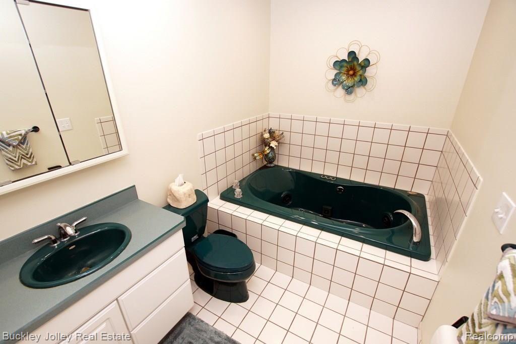 9385 Spencer Road South Lyon, MI 48178 - Photo 12 of 28 Jetted Soaker Tub