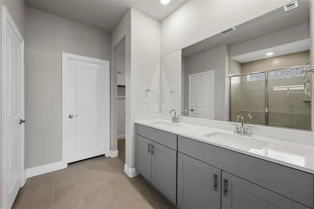 a view of an empty room with a ceiling fan