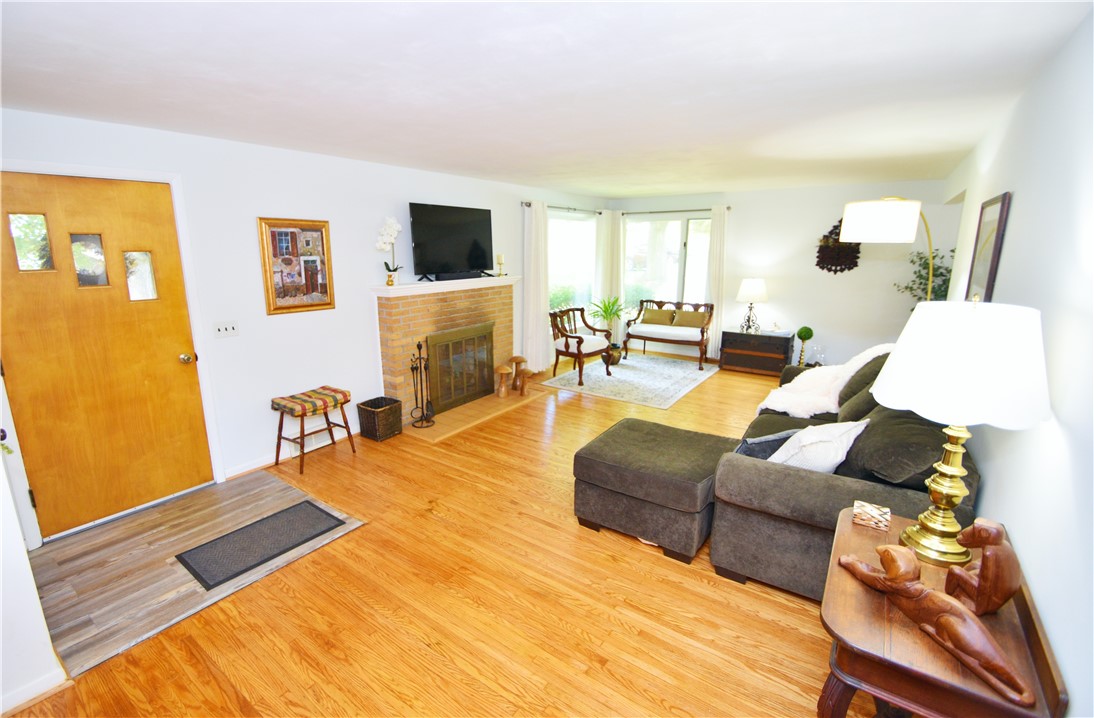 97 Highledge Drive Penfield, NY 14526 - Photo 6 of 43 Living room