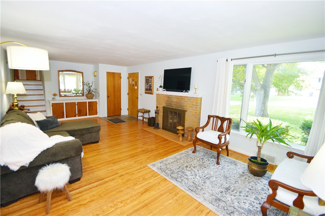 97 Highledge Drive Penfield, NY 14526 - Photo 7 of 43 Living room