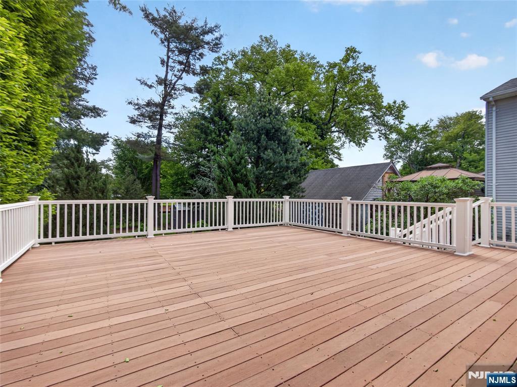 538 Coolidge Place Paramus, NJ 07652 - Photo 30 of 42