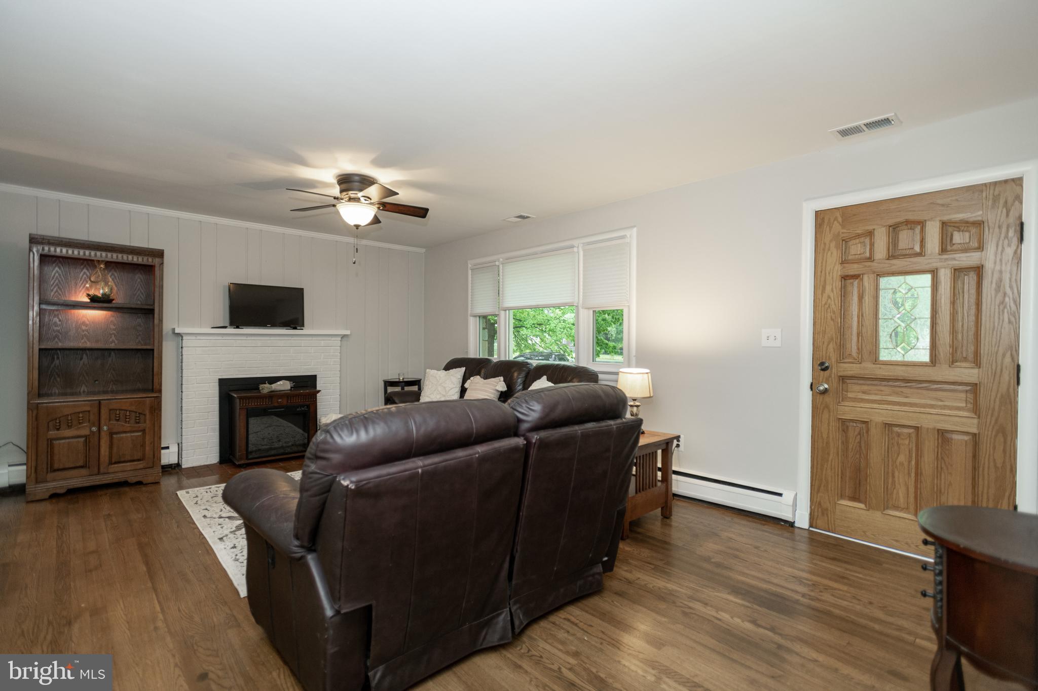 4918 Dumfries Road Catlett, VA 20119 - Photo 4 of 25 Living Room