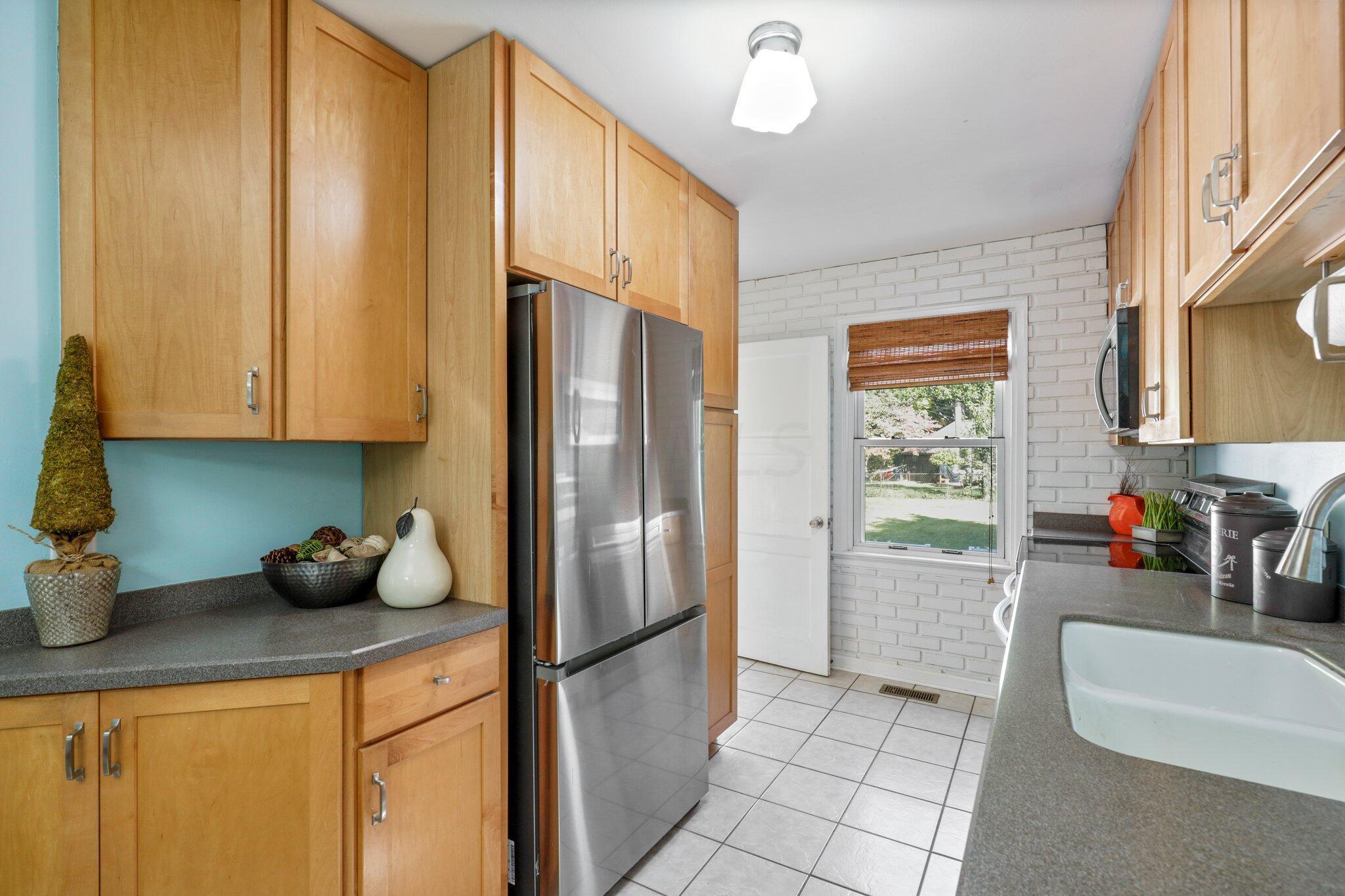 622 Chase Road Columbus, OH 43214 - Photo 11 of 51 Extra Large Fridge