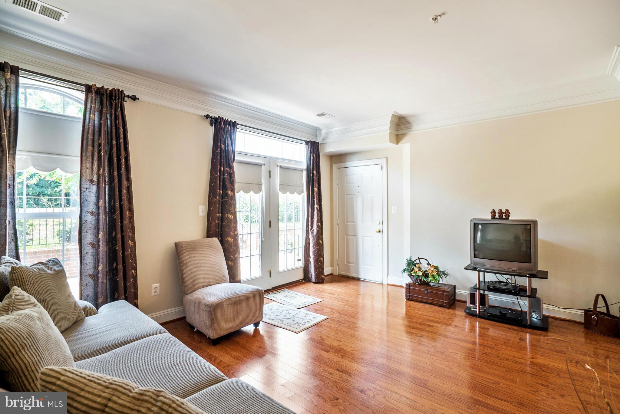 14873 Cloverdale Road, Unit 78 Woodbridge, VA 22193 - Photo 3 of 30 Living Room