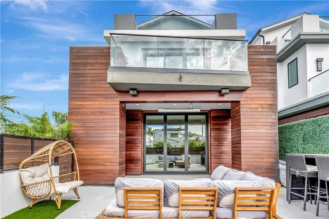 $2,899,000 | 620 Huntington Street, Huntington Beach, CA 92648