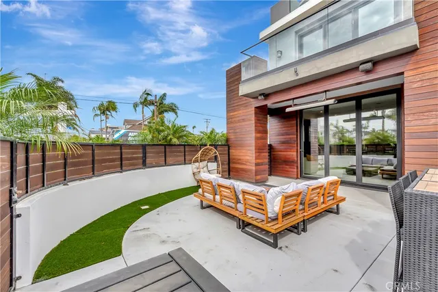 $2,899,000 | 620 Huntington Street, Huntington Beach, CA 92648