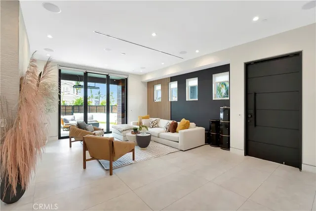 $2,899,000 | 620 Huntington Street, Huntington Beach, CA 92648