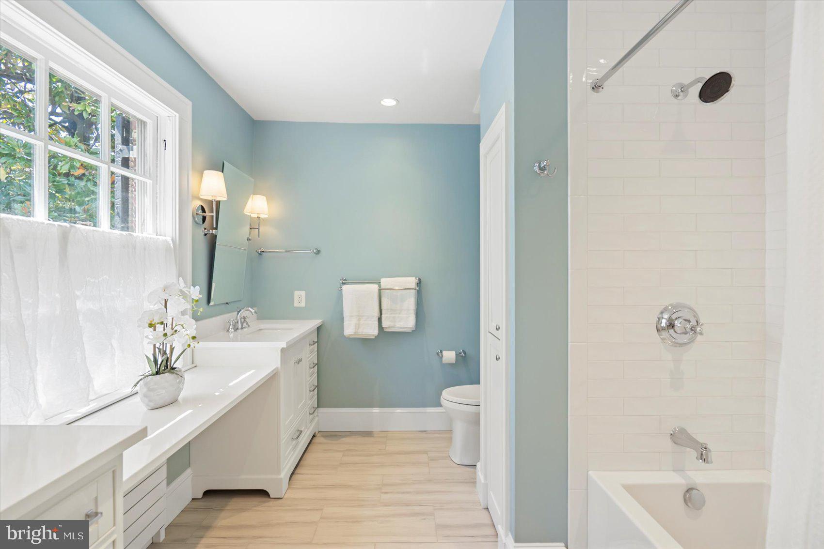 600 Somerset Road Baltimore, MD 21210 - Photo 31 of 59 a bathroom with a bathtub a sink and a large mirror