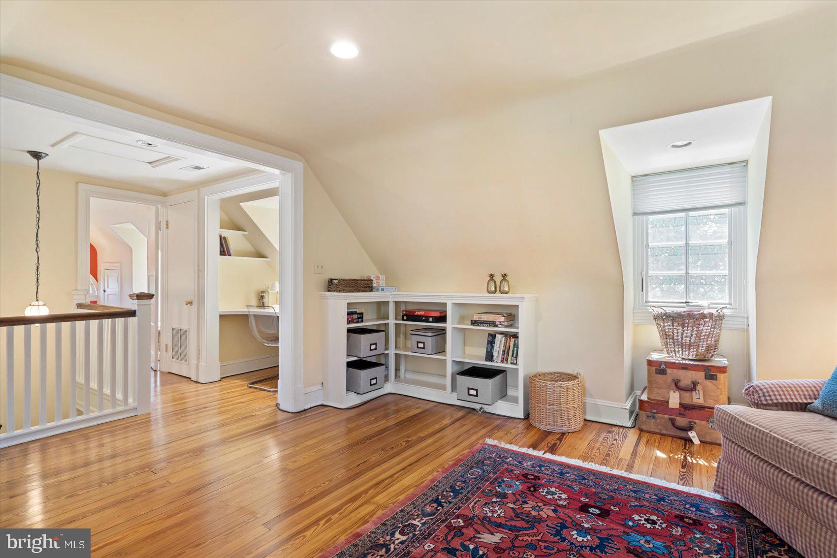 600 Somerset Road Baltimore, MD 21210 - Photo 43 of 59 a room with furniture and a book shelf