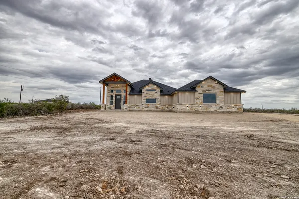 $539,900 | 22 Greystone Hills, Uvalde, TX 78801