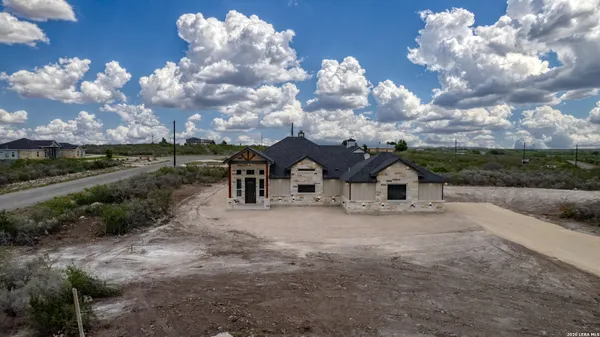 $539,900 | 22 Greystone Hills, Uvalde, TX 78801