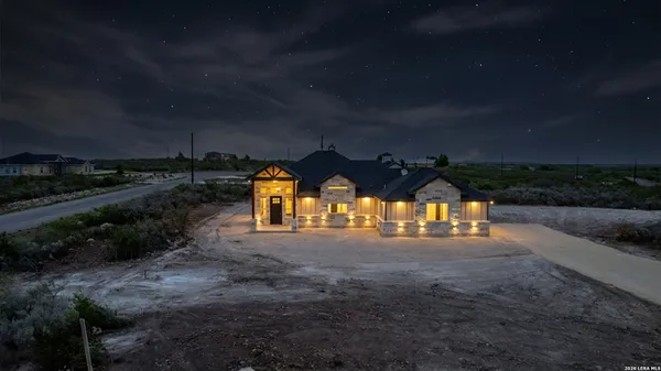 $539,900 | 22 Greystone Hills, Uvalde, TX 78801