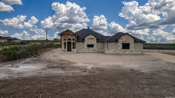 $539,900 | 22 Greystone Hills, Uvalde, TX 78801