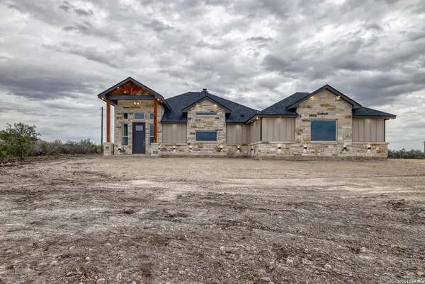 $539,900 | 22 Greystone Hills, Uvalde, TX 78801