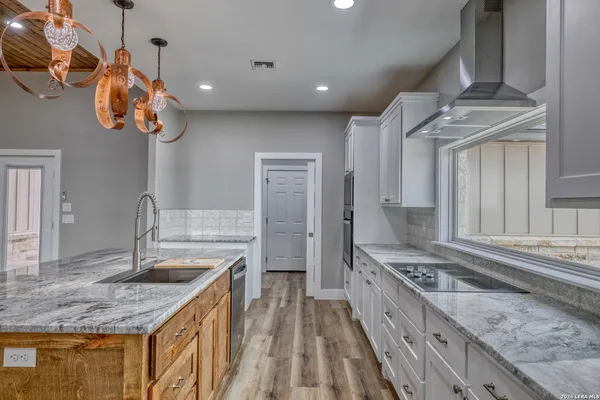 $539,900 | 22 Greystone Hills, Uvalde, TX 78801