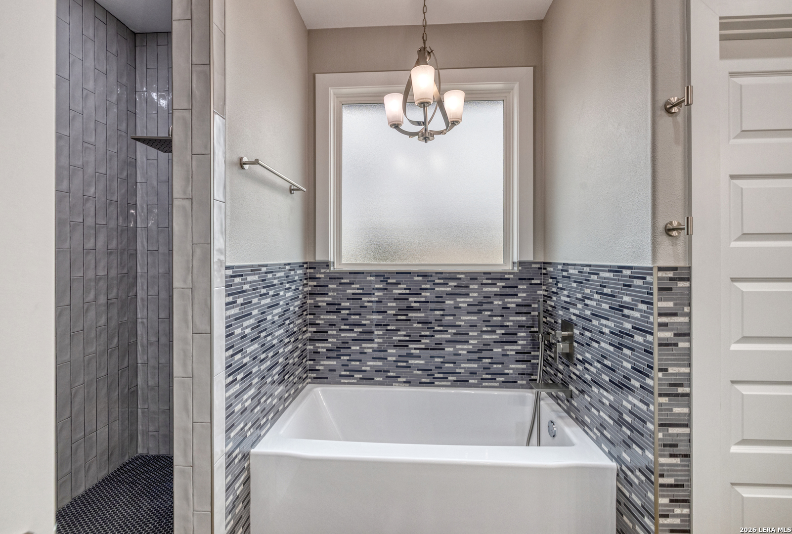 22 Greystone Hills Uvalde, TX 78801 - Photo 54 of 68 a bathroom with a bathtub and shower